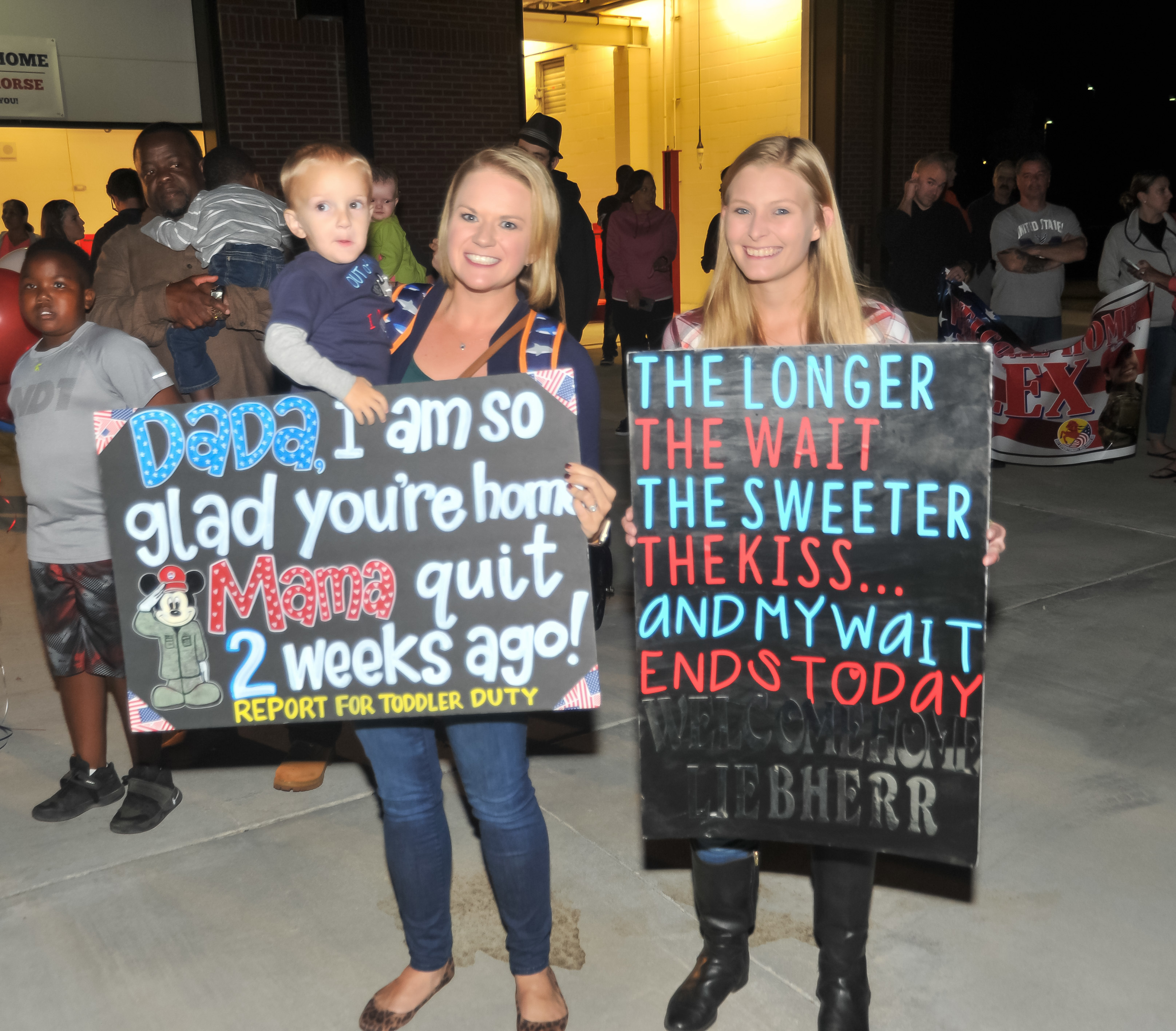 Great, real life ideas for homecoming signs. Keeping for the next deployment. #military #militaryfamily #militaryspouse #milspouse #milso #milspo #inspiration #homecomingsign #crafty #family #deployment #deploymentlife #deploymentsucks